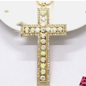 🌺 Betsey Johnson sparkling crystal cross pendant necklace 🌺